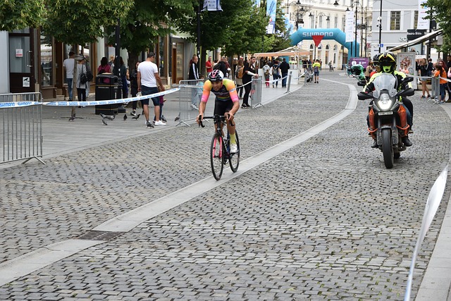 赛中继续为 赛中继续为